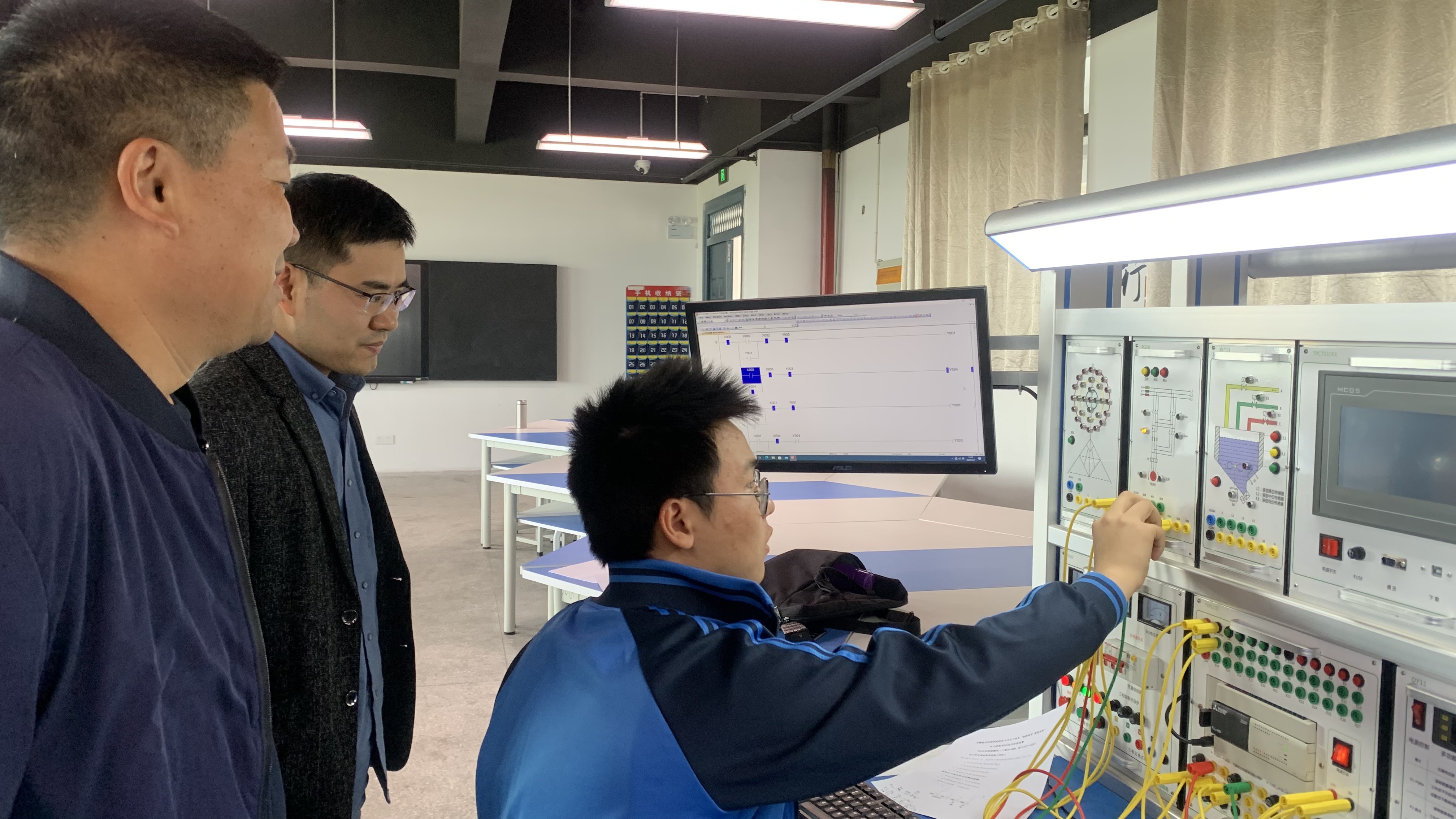 “创新驱动 智控未来”——机电与汽车工程系开展电气控制与PLC应用技能学生竞赛系列活动